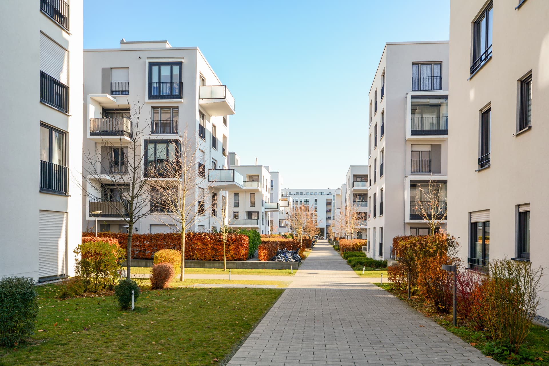 Moderne Wohnanlage mit hellen Mehrfamilienhäusern und gepflegten Grünflächen
